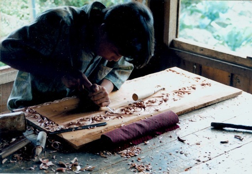 Bukittinggi wood carver